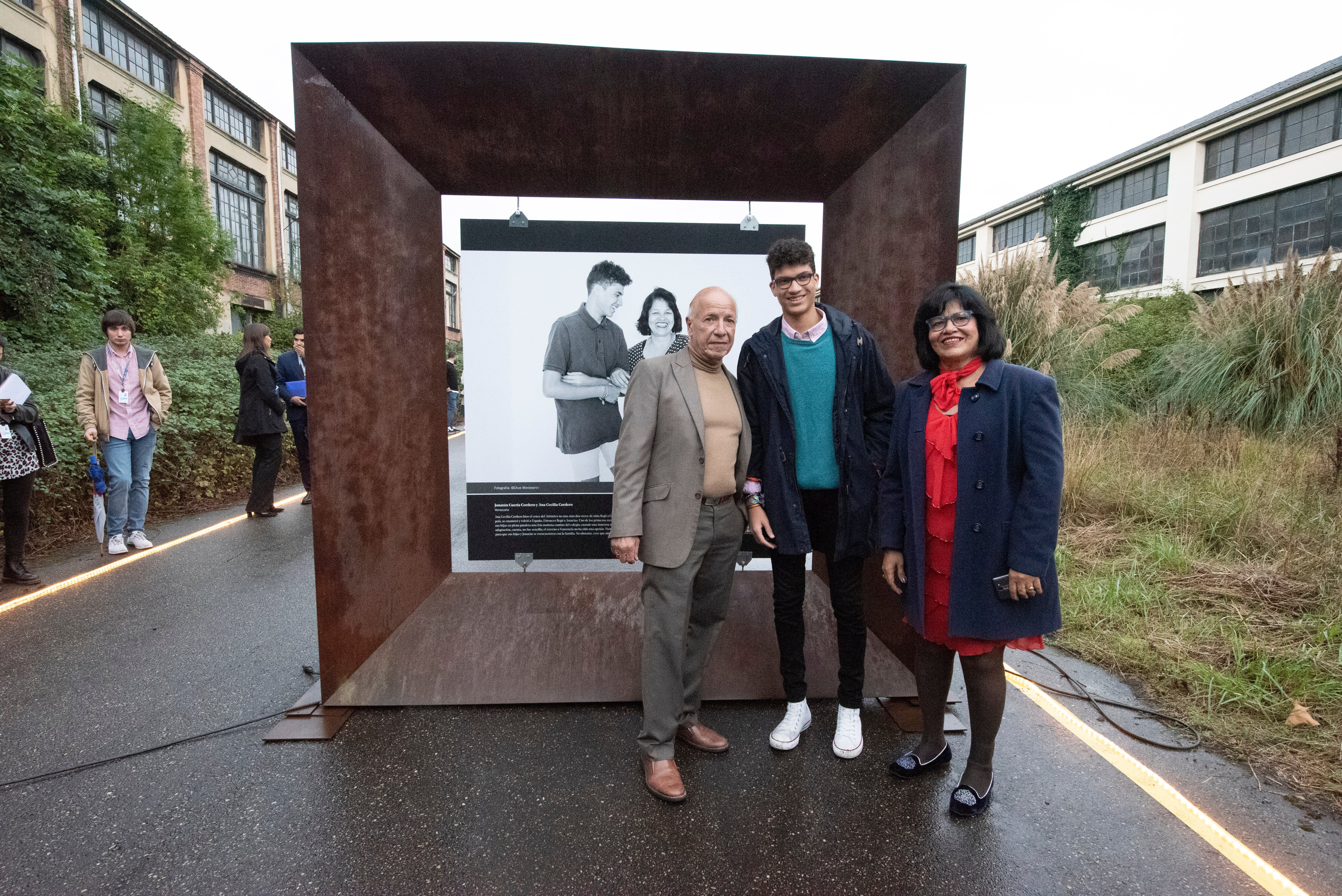 El Premio Princesa de Ciencias sociales acudió a ver la muestra que se encuentra en la Fábrica de Armas donde también se celebró un encuentro para hablar de sus investigaciones en torno a la inmigración. 