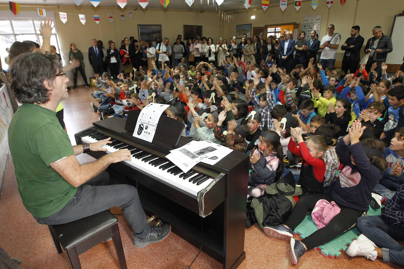 La alcaldesa de la ciudad de Gdansk, Premio Princesa de la Concordia, asistió, este jueves, a un encunetro con escolares de toda Asturias en el colegio Miguel de Cervantes. Al acto acudió además la alcaldesa de Gijón, Ana González.