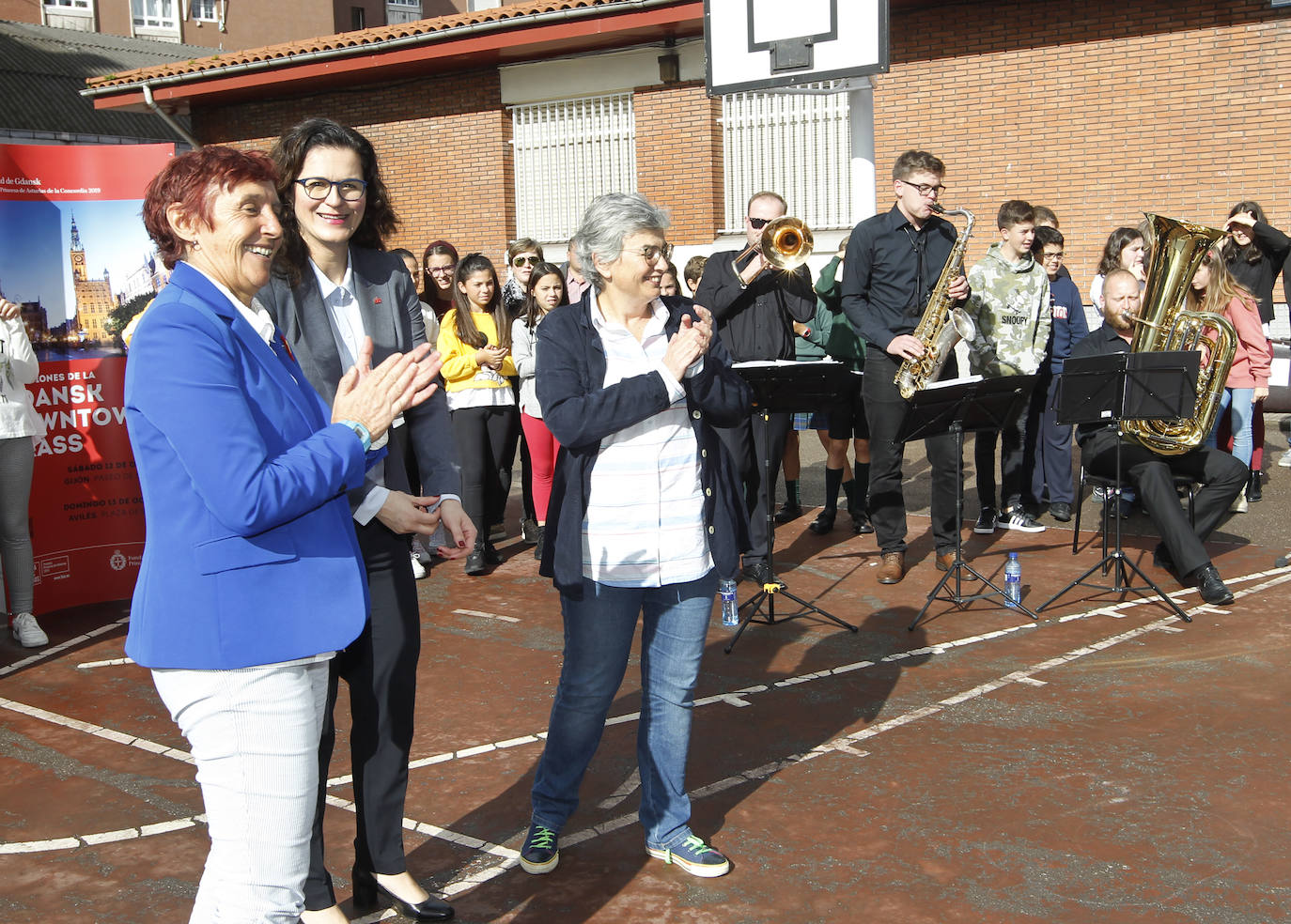 La alcaldesa de la ciudad de Gdansk, Premio Princesa de la Concordia, asistió, este jueves, a un encunetro con escolares de toda Asturias en el colegio Miguel de Cervantes. Al acto acudió además la alcaldesa de Gijón, Ana González.