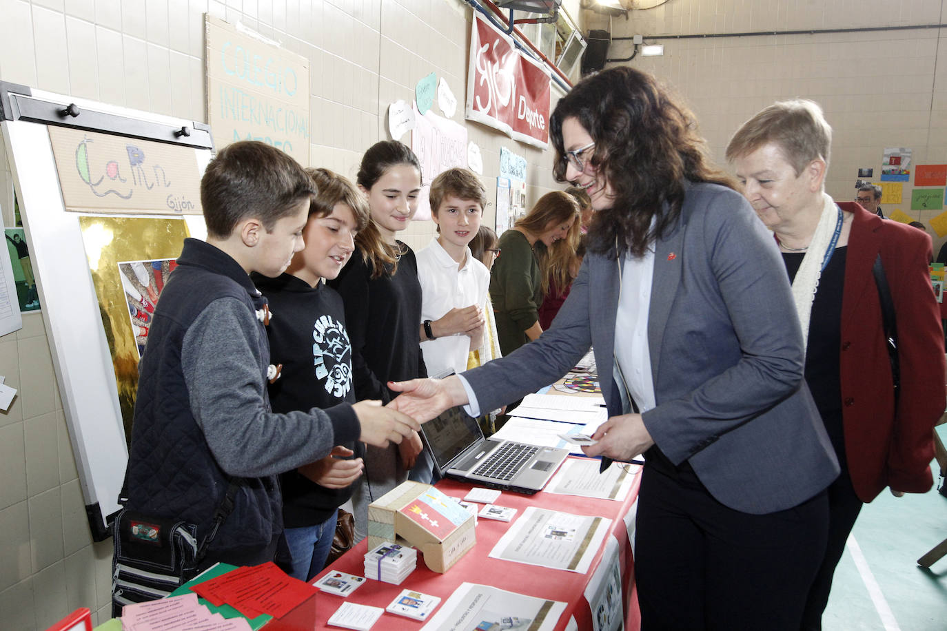 La alcaldesa de la ciudad de Gdansk, Premio Princesa de la Concordia, asistió, este jueves, a un encunetro con escolares de toda Asturias en el colegio Miguel de Cervantes. Al acto acudió además la alcaldesa de Gijón, Ana González.