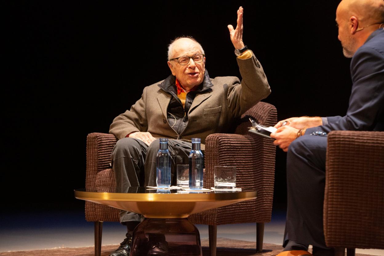 Peter Brook contesta a las preguntas de Antonio Gil.
