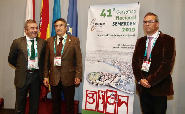 Presidente del Comité Científico del 41º Congreso Nacional de Semergen, doctor Antonio Fernández; presidente de Semergen, doctor José Luis Llisterri, y el presidente del Comité Organizador del congreso, Miguel Ángel Prieto.