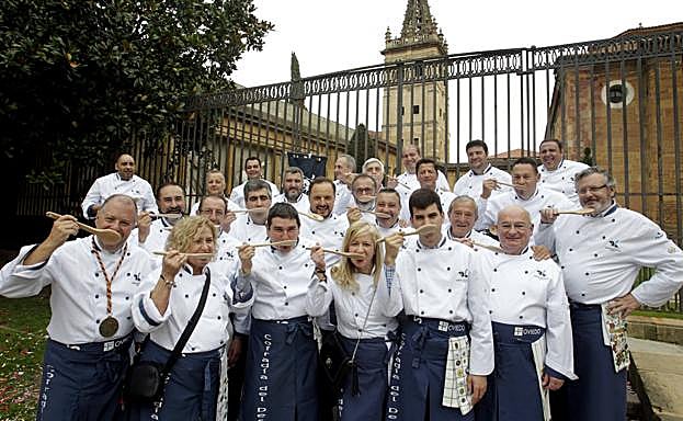 Los miembros de la Cofradía del Desarme, tras desfilar por las calles de Oviedo el pasado fin de semana. 
