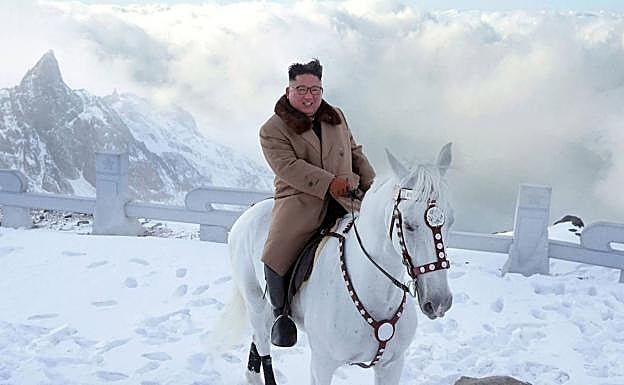 Imagen principal - Kim cabalga de nuevo en un entorno épico para tomar decisiones