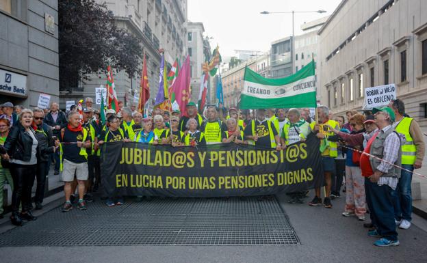 Participantes en la marcha de pensionistas, en Madrid.