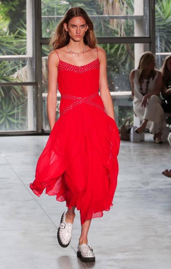 La 48ª semana de la moda de Sao Paulo ha dado el pistoletazo de salida con uno de sus desfiles más reivindicativos, en el que ha triunfado la moda vaquera, las prendas sobrepuestas, la mezcla de lo moderno, lo clásico, sport y lo atrevido. Pero sobre todo, la reivindicación por una moda sostenible y respetuosa con el medio ambiente