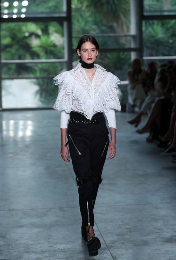 La 48ª semana de la moda de Sao Paulo ha dado el pistoletazo de salida con uno de sus desfiles más reivindicativos, en el que ha triunfado la moda vaquera, las prendas sobrepuestas, la mezcla de lo moderno, lo clásico, sport y lo atrevido. Pero sobre todo, la reivindicación por una moda sostenible y respetuosa con el medio ambiente