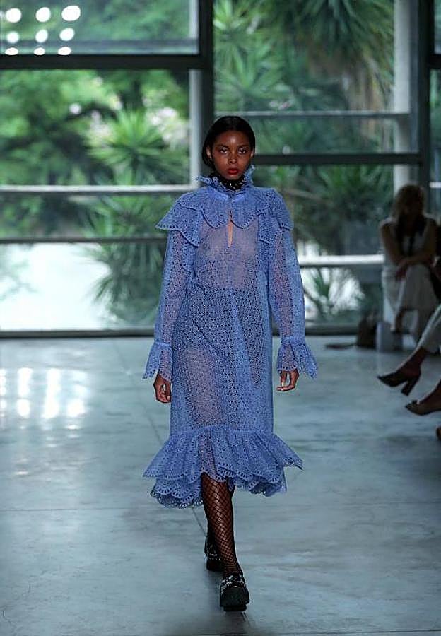 La 48ª semana de la moda de Sao Paulo ha dado el pistoletazo de salida con uno de sus desfiles más reivindicativos, en el que ha triunfado la moda vaquera, las prendas sobrepuestas, la mezcla de lo moderno, lo clásico, sport y lo atrevido. Pero sobre todo, la reivindicación por una moda sostenible y respetuosa con el medio ambiente