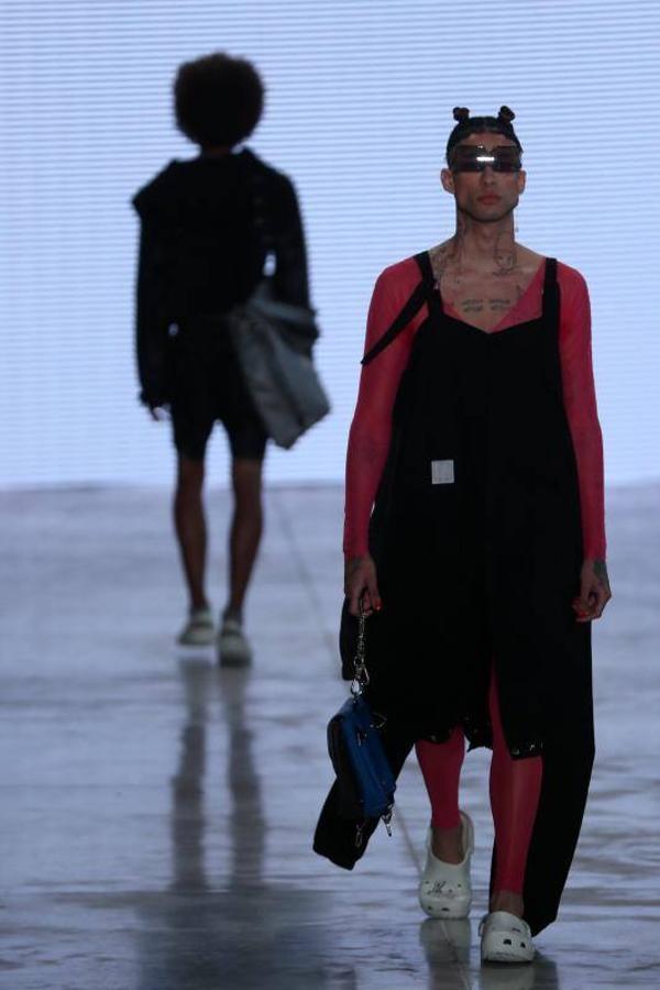 La 48ª semana de la moda de Sao Paulo ha dado el pistoletazo de salida con uno de sus desfiles más reivindicativos, en el que ha triunfado la moda vaquera, las prendas sobrepuestas, la mezcla de lo moderno, lo clásico, sport y lo atrevido. Pero sobre todo, la reivindicación por una moda sostenible y respetuosa con el medio ambiente