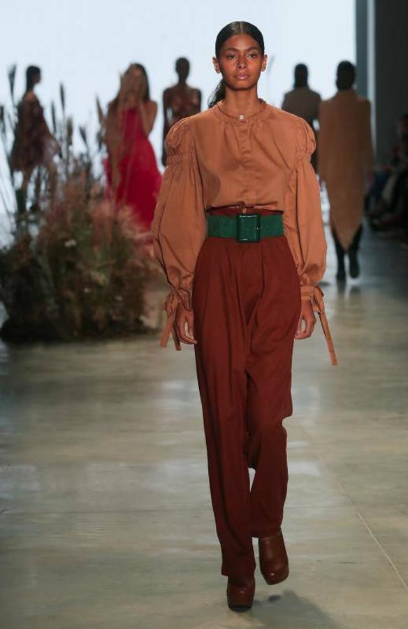 La 48ª semana de la moda de Sao Paulo ha dado el pistoletazo de salida con uno de sus desfiles más reivindicativos, en el que ha triunfado la moda vaquera, las prendas sobrepuestas, la mezcla de lo moderno, lo clásico, sport y lo atrevido. Pero sobre todo, la reivindicación por una moda sostenible y respetuosa con el medio ambiente