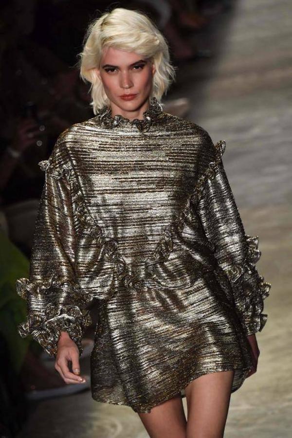 La 48ª semana de la moda de Sao Paulo ha dado el pistoletazo de salida con uno de sus desfiles más reivindicativos, en el que ha triunfado la moda vaquera, las prendas sobrepuestas, la mezcla de lo moderno, lo clásico, sport y lo atrevido. Pero sobre todo, la reivindicación por una moda sostenible y respetuosa con el medio ambiente