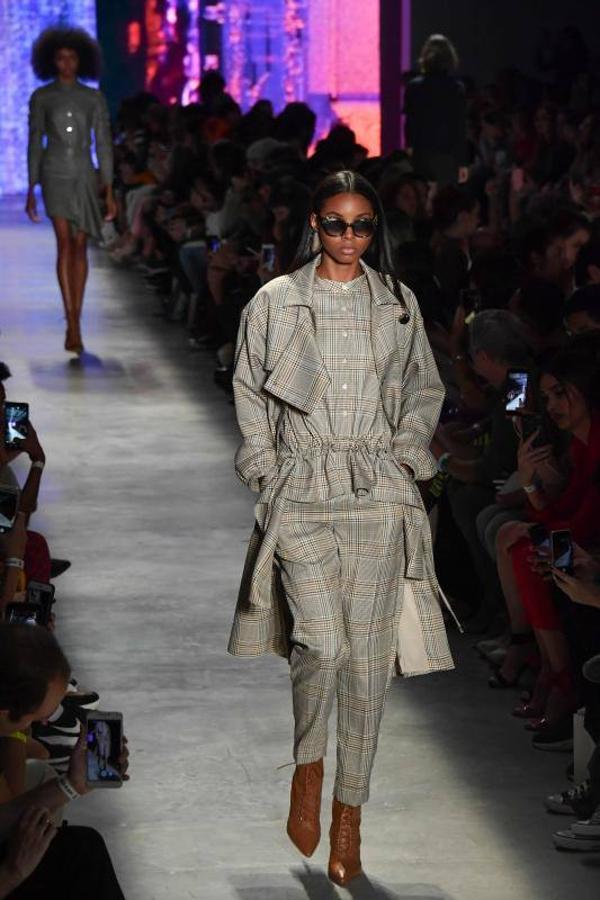 La 48ª semana de la moda de Sao Paulo ha dado el pistoletazo de salida con uno de sus desfiles más reivindicativos, en el que ha triunfado la moda vaquera, las prendas sobrepuestas, la mezcla de lo moderno, lo clásico, sport y lo atrevido. Pero sobre todo, la reivindicación por una moda sostenible y respetuosa con el medio ambiente