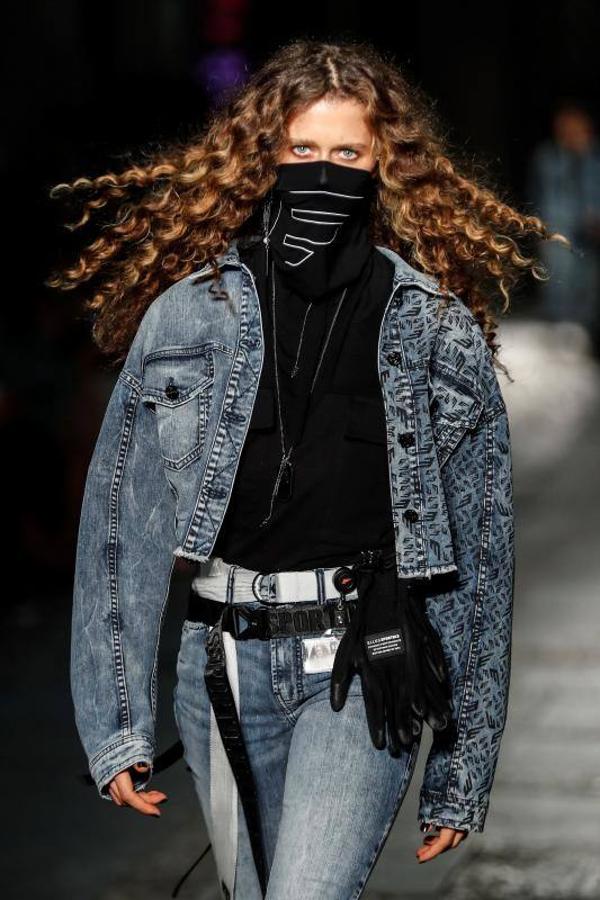 La 48ª semana de la moda de Sao Paulo ha dado el pistoletazo de salida con uno de sus desfiles más reivindicativos, en el que ha triunfado la moda vaquera, las prendas sobrepuestas, la mezcla de lo moderno, lo clásico, sport y lo atrevido. Pero sobre todo, la reivindicación por una moda sostenible y respetuosa con el medio ambiente