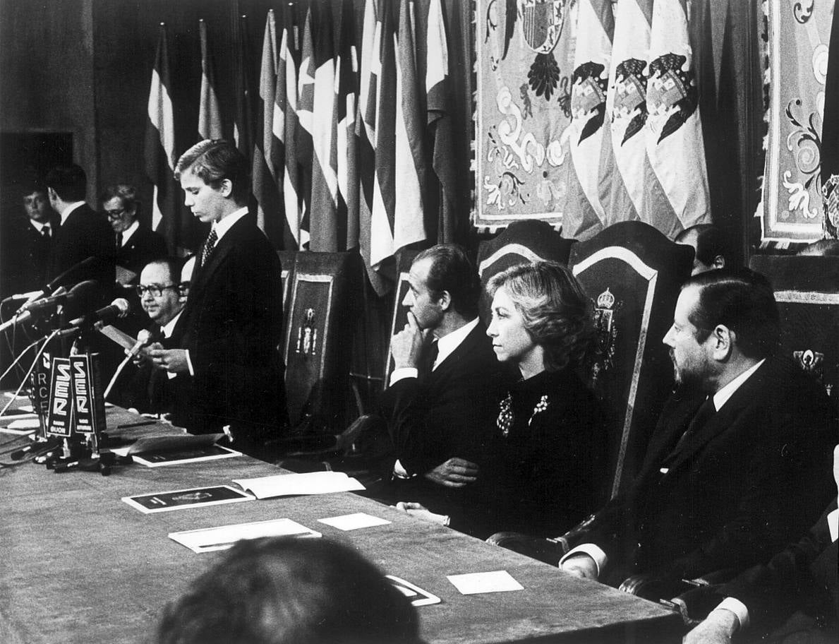 Felipe VI, entonces Príncipe de Asturias, durante su discurso el 3 de octubre de 1981 en la entrega de los Premios que llevan su título. 