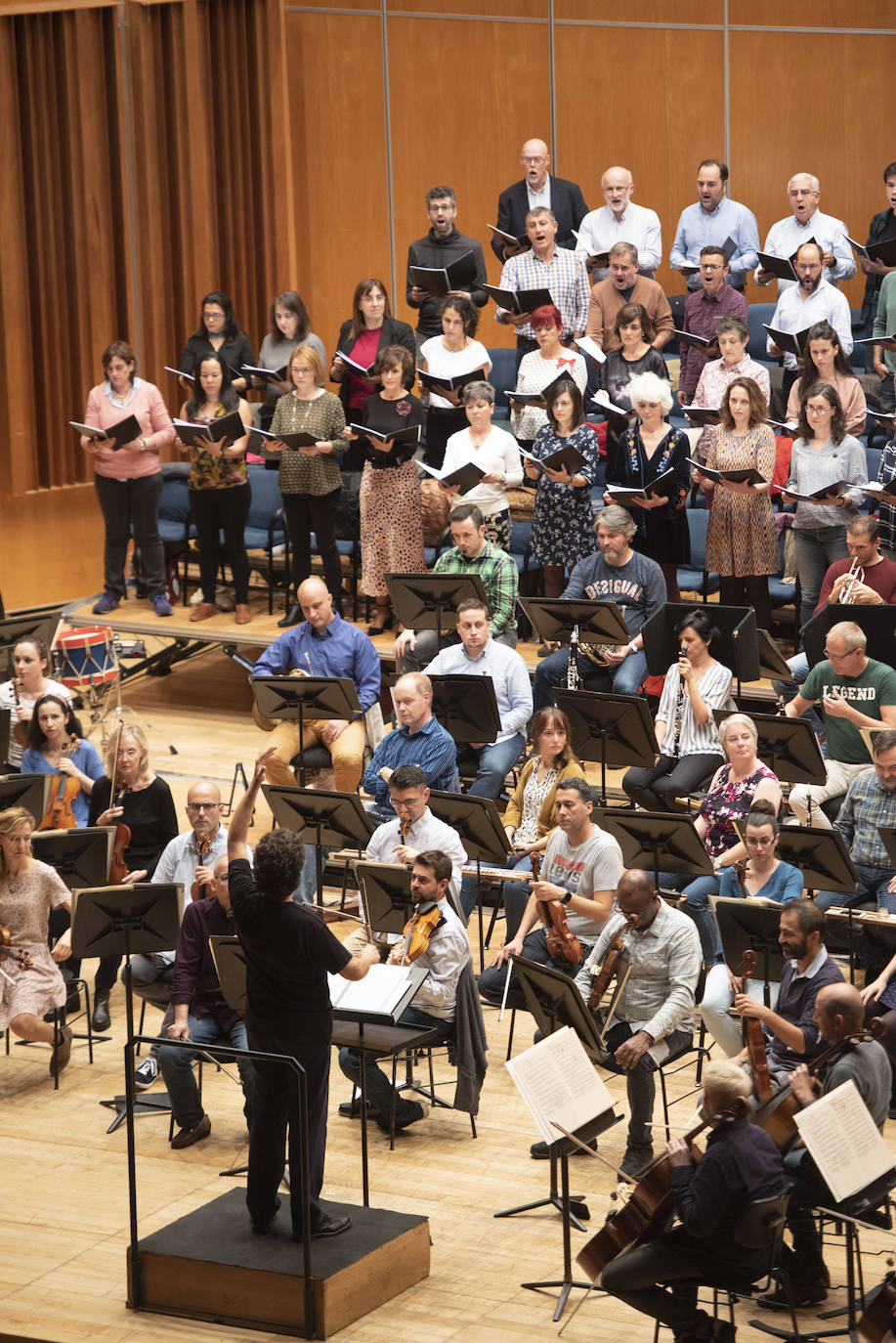 El Coro de la Fundación Princesa de Asturias, junto con la Orquesta Sinfónica del Principado de Asturias, interpreta una selección de fragmentos de ópera y zarzuela, bajo la dirección de Cristóbal Soler, con la participación del solista Carlos Álvarez (barítono).