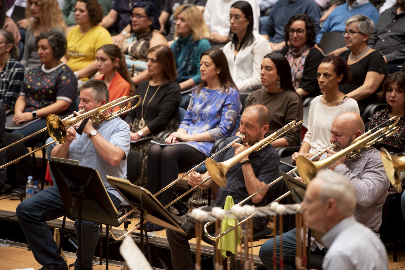 El Coro de la Fundación Princesa de Asturias, junto con la Orquesta Sinfónica del Principado de Asturias, interpreta una selección de fragmentos de ópera y zarzuela, bajo la dirección de Cristóbal Soler, con la participación del solista Carlos Álvarez (barítono).