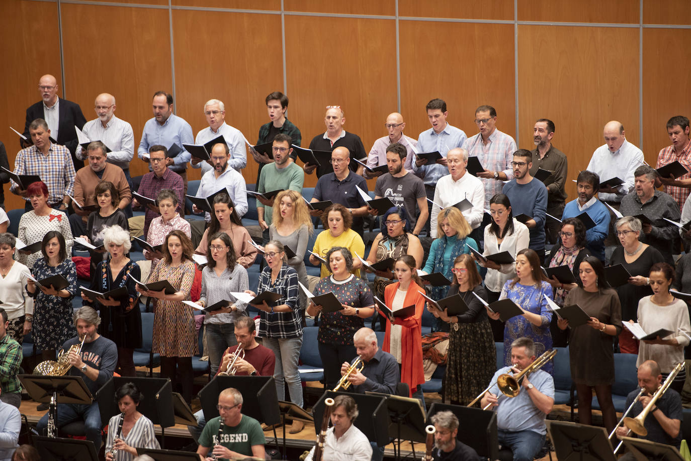 El Coro de la Fundación Princesa de Asturias, junto con la Orquesta Sinfónica del Principado de Asturias, interpreta una selección de fragmentos de ópera y zarzuela, bajo la dirección de Cristóbal Soler, con la participación del solista Carlos Álvarez (barítono).