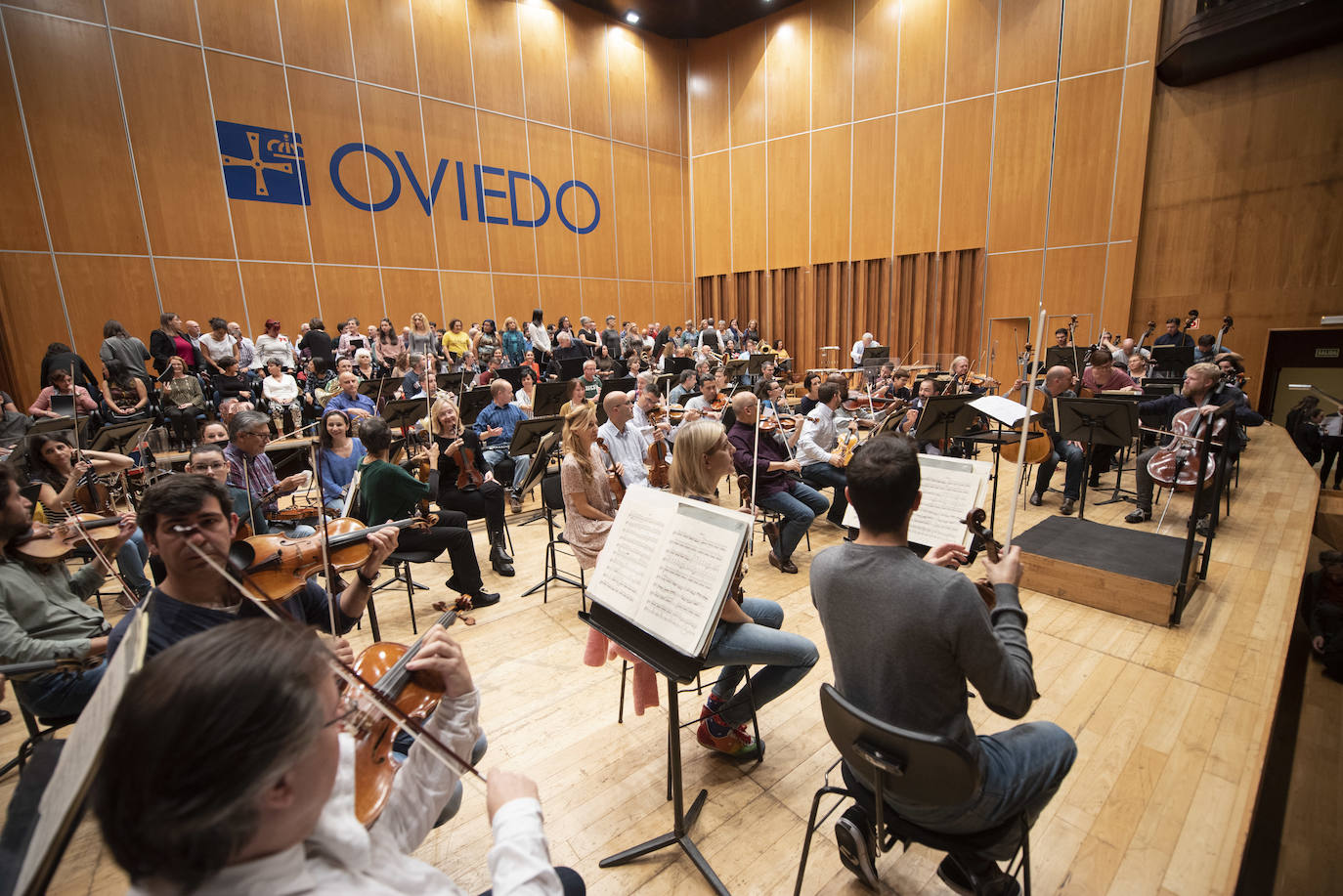 El Coro de la Fundación Princesa de Asturias, junto con la Orquesta Sinfónica del Principado de Asturias, interpreta una selección de fragmentos de ópera y zarzuela, bajo la dirección de Cristóbal Soler, con la participación del solista Carlos Álvarez (barítono).