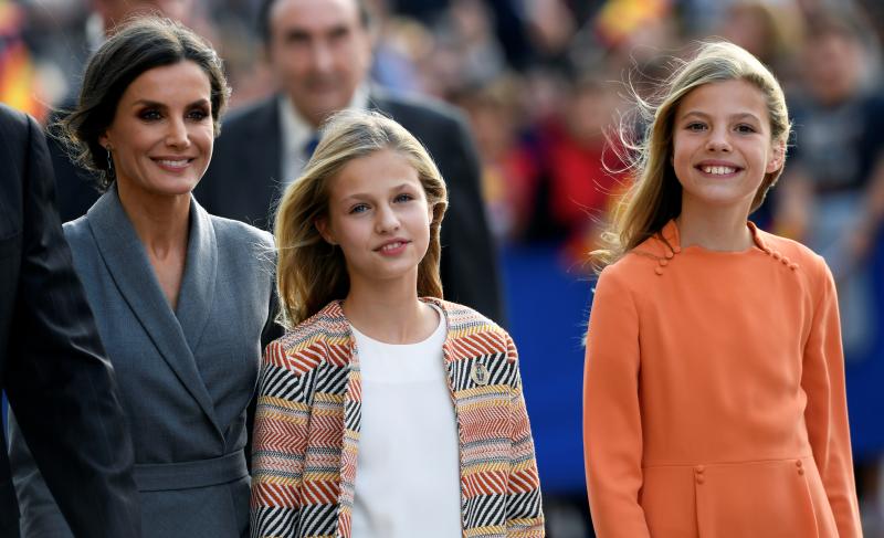 La esperada visita de la Princesa comenzó en la plaza de la Catedral, primer punto en la agenda de la Familia Real dentro del programa de los Premios Princesa de Asturias. 