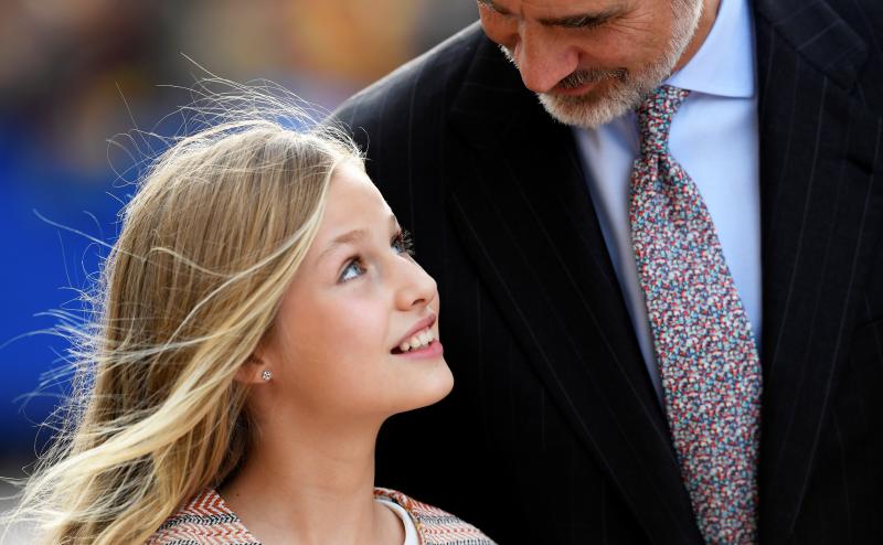 La esperada visita de la Princesa comenzó en la plaza de la Catedral, primer punto en la agenda de la Familia Real dentro del programa de los Premios Princesa de Asturias. 