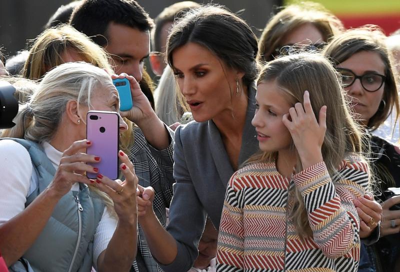 La esperada visita de la Princesa comenzó en la plaza de la Catedral, primer punto en la agenda de la Familia Real dentro del programa de los Premios Princesa de Asturias. 