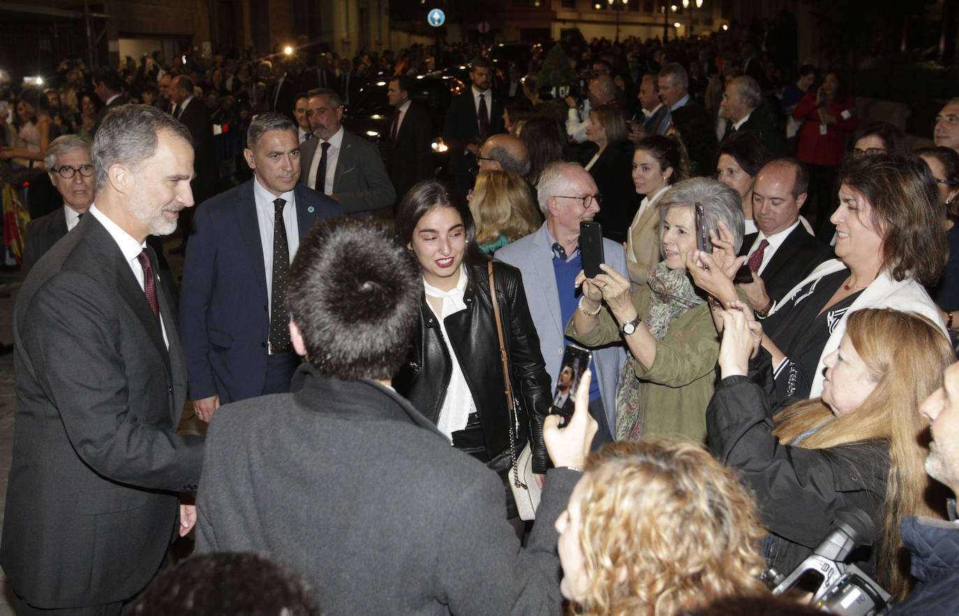 Al espectáculo también acudió el presidente del Gobierno del Principado, Adrián Barbón; el alcalde de Oviedo, Alfredo Canteli; el presidente de la Junta General del Principado de Asturias, Marcelino Marcos Líndez; y la delegada del Gobierno en Asturias, Delia Losa, entre otras autoridades. 