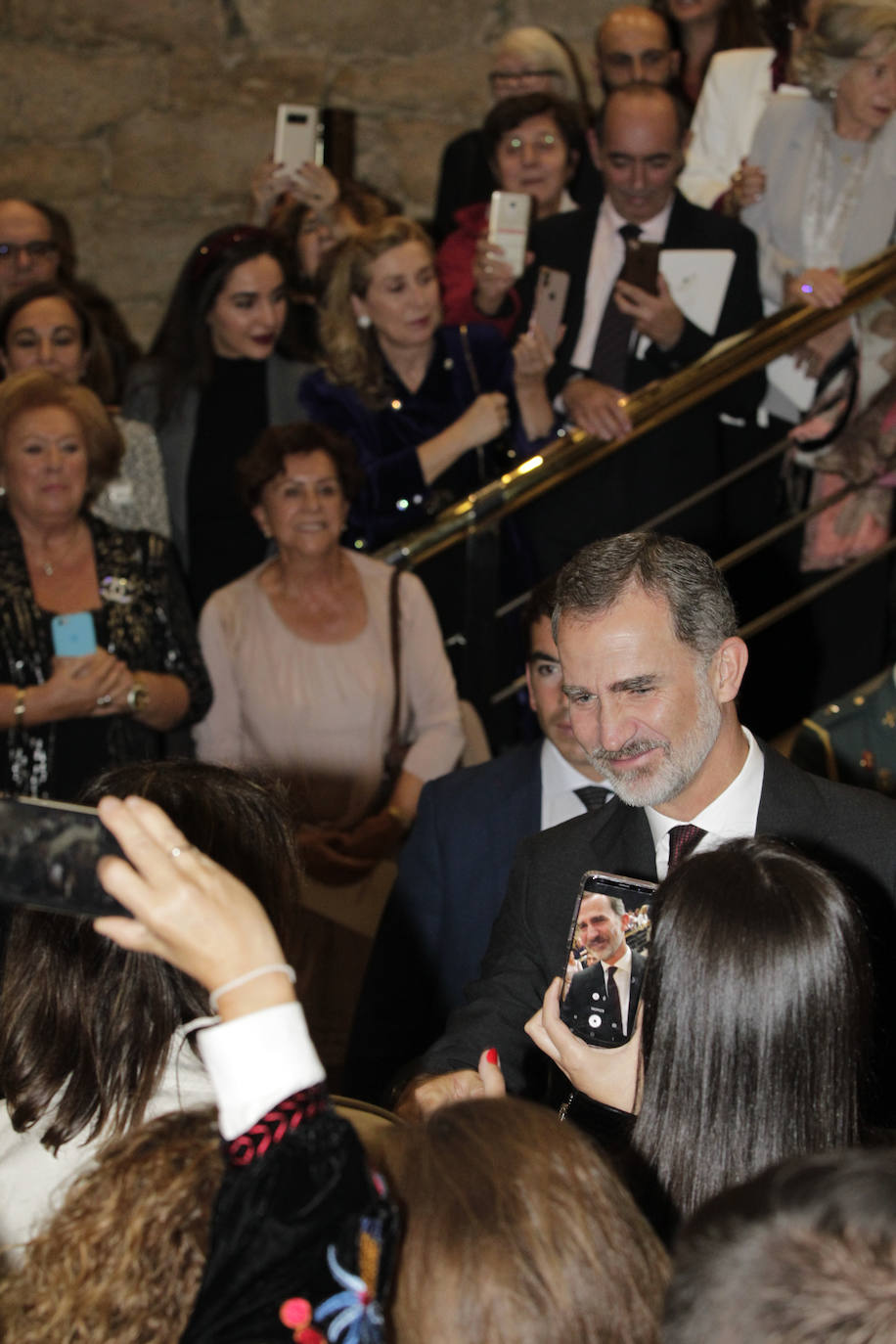 Al espectáculo también acudió el presidente del Gobierno del Principado, Adrián Barbón; el alcalde de Oviedo, Alfredo Canteli; el presidente de la Junta General del Principado de Asturias, Marcelino Marcos Líndez; y la delegada del Gobierno en Asturias, Delia Losa, entre otras autoridades. 