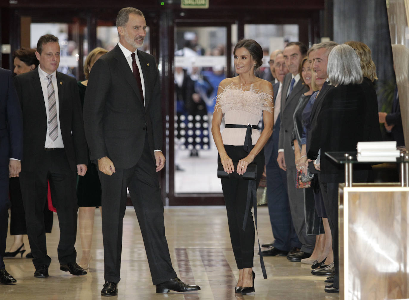 Al espectáculo también acudió el presidente del Gobierno del Principado, Adrián Barbón; el alcalde de Oviedo, Alfredo Canteli; el presidente de la Junta General del Principado de Asturias, Marcelino Marcos Líndez; y la delegada del Gobierno en Asturias, Delia Losa, entre otras autoridades. 