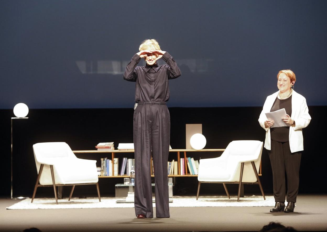Siri Hustvedt se cubre ayer el rostro para mirar cara a cara a cada uno de los lectores que abarrotaron el Teatro Jovellanos. 