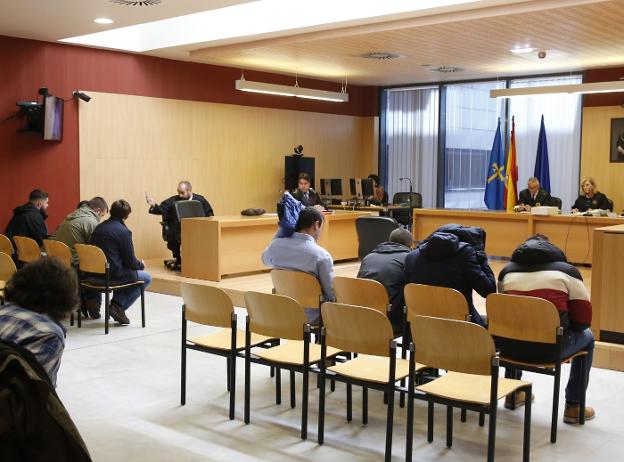 Los ocho procesados, en la sala de vistas de la Audiencia Provincial, en Gijón. 