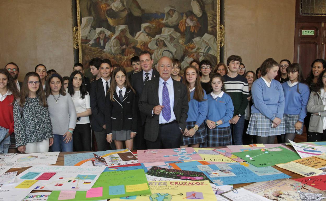 Alejandro Portes, con estudiantes en la Junta General.