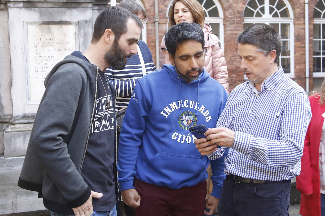 El Premio Princesa de Asturias de Cooperación Internacional 2019 ha participado este jueves en Gijón en un encuentro con alumnos de educación secundaria, bachillerato y formación profesional que han intervenido en el proyecto '¡EureKhan!', que consistía en resolver varios enigmas matemáticos mediante la deducción, y ha mantenido una reunión con profesores asturianos.