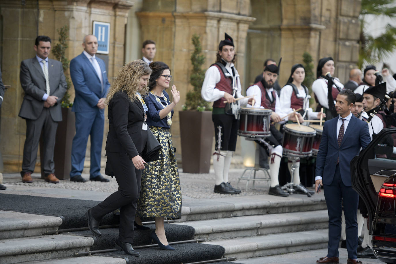 Familia Real, premiados e invitados han lucido sus mejores galas para asistir la ceremonia de entrega de los Premios