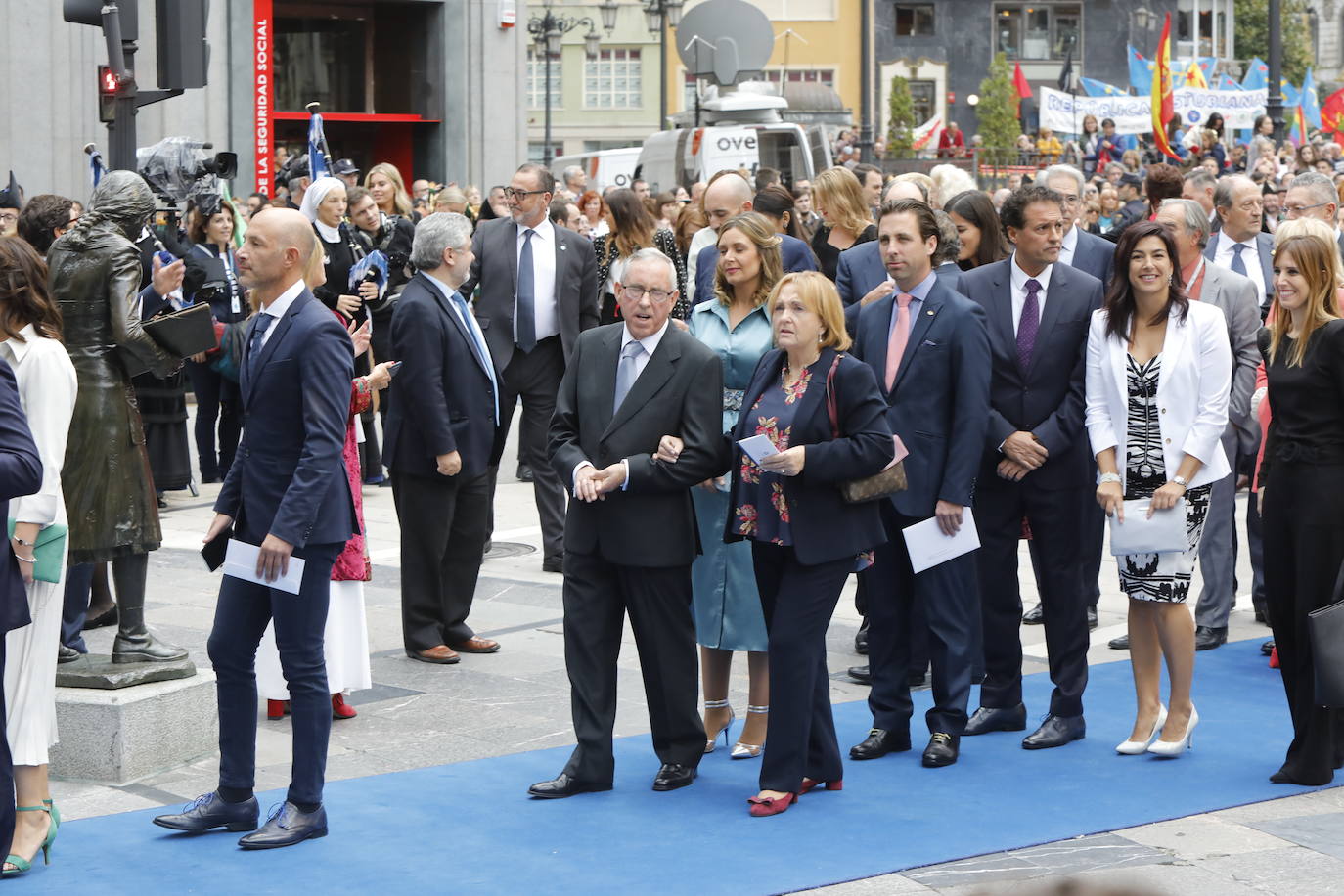 Familia Real, premiados e invitados han lucido sus mejores galas para asistir la ceremonia de entrega de los Premios