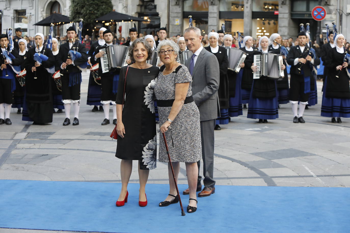 Familia Real, premiados e invitados han lucido sus mejores galas para asistir la ceremonia de entrega de los Premios