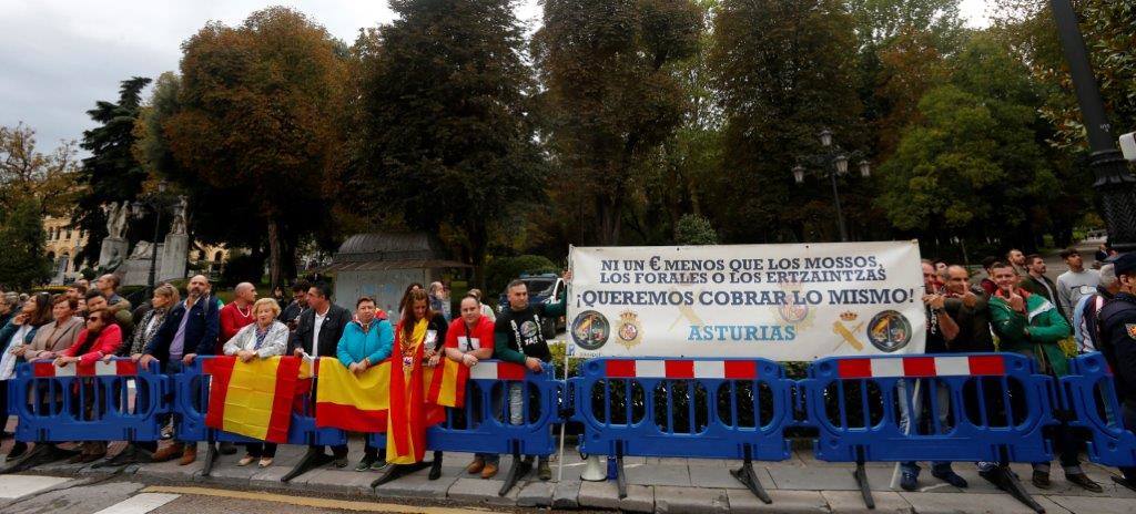 Cientos de curiosos guardan sitio para ver desfilar a la Familia Real, premiados e invitados a la ceremonia. 