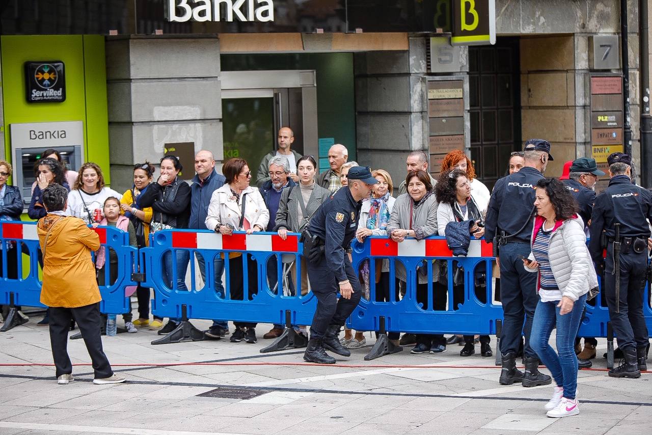 Cientos de curiosos guardan sitio para ver desfilar a la Familia Real, premiados e invitados a la ceremonia. 