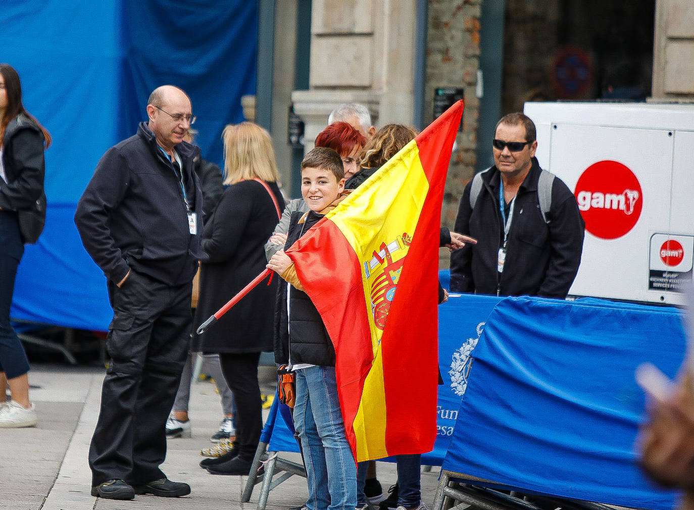 Cientos de curiosos guardan sitio para ver desfilar a la Familia Real, premiados e invitados a la ceremonia. 