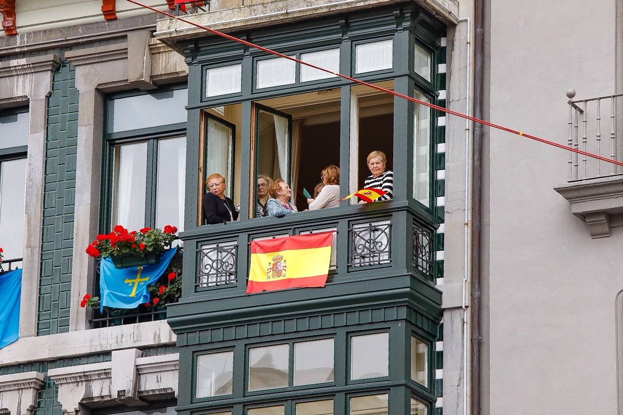 Cientos de curiosos guardan sitio para ver desfilar a la Familia Real, premiados e invitados a la ceremonia. 