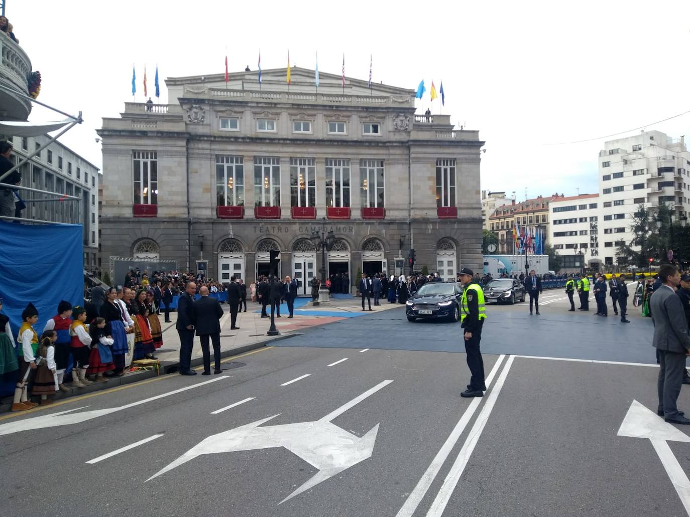 Cientos de curiosos guardan sitio para ver desfilar a la Familia Real, premiados e invitados a la ceremonia. 