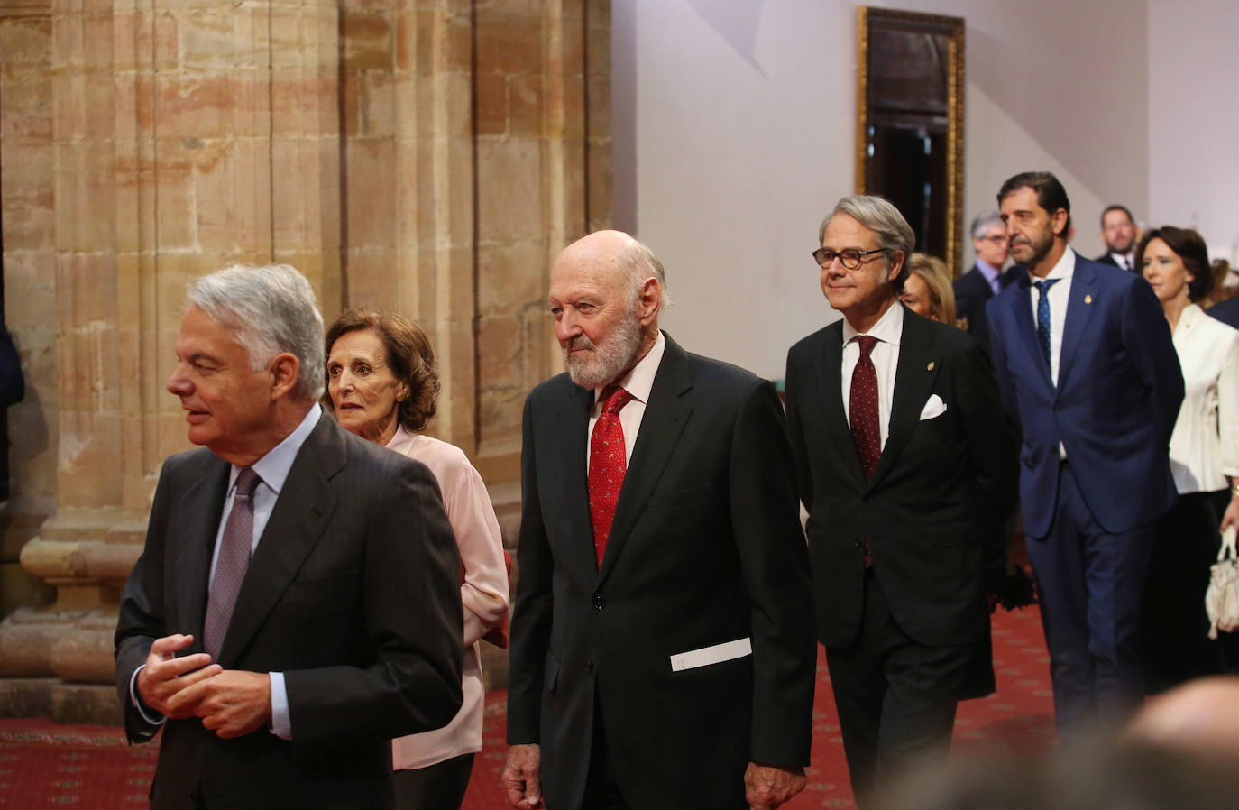 La Princesa de Asturias, en compañía de Felipe VI, ha ejercido este viernes por primera vez como presidenta de honor de la Fundación Princesa de Asturias en la imposición de las insignias a los galardonados en la 39 edición de los premios.