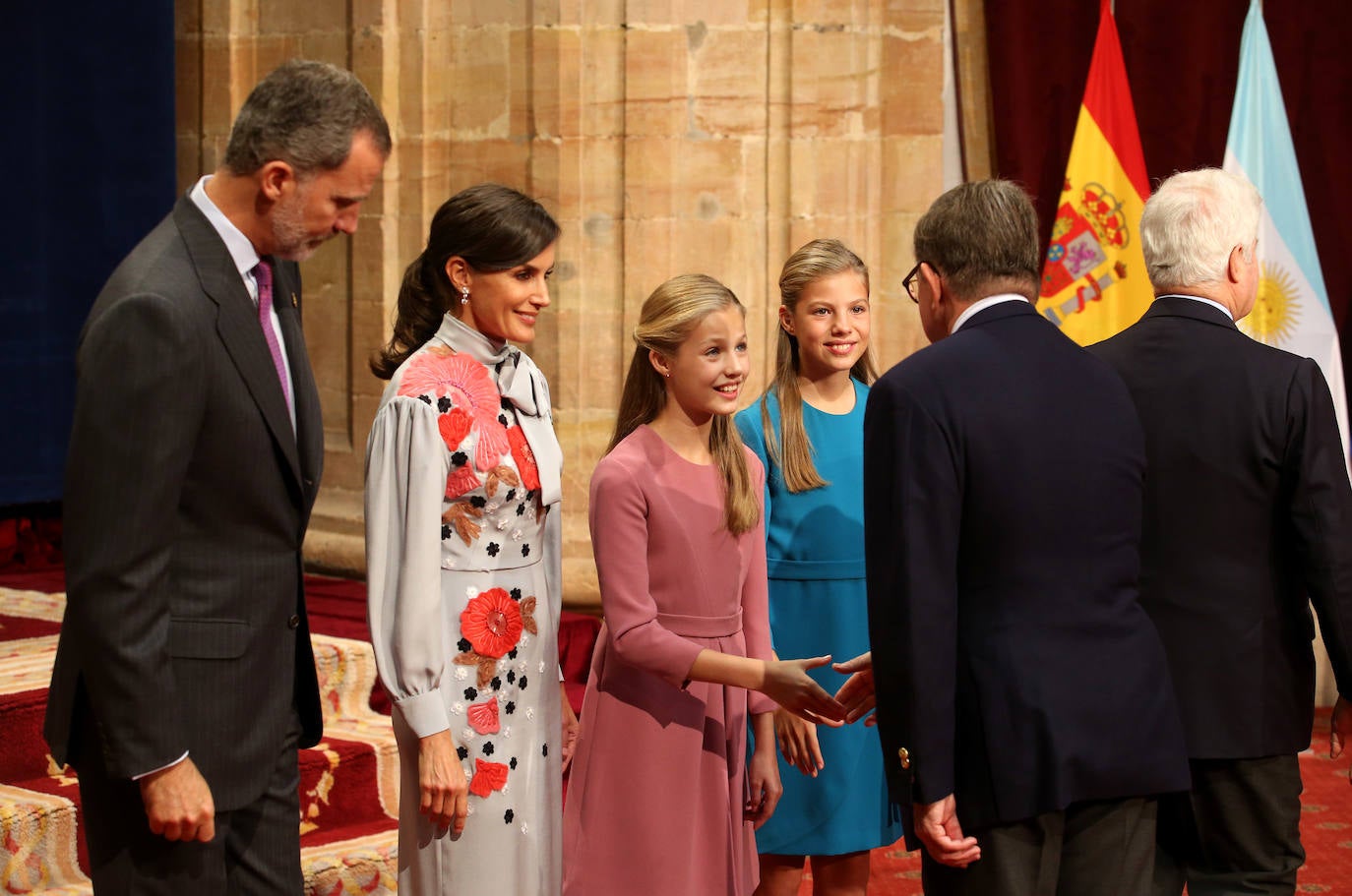 La Princesa de Asturias, en compañía de Felipe VI, ha ejercido este viernes por primera vez como presidenta de honor de la Fundación Princesa de Asturias en la imposición de las insignias a los galardonados en la 39 edición de los premios.