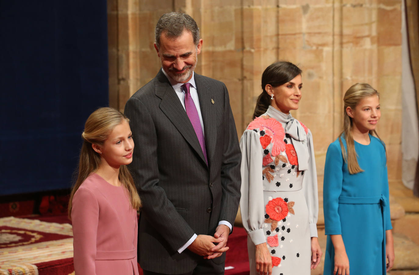 La Princesa de Asturias, en compañía de Felipe VI, ha ejercido este viernes por primera vez como presidenta de honor de la Fundación Princesa de Asturias en la imposición de las insignias a los galardonados en la 39 edición de los premios.