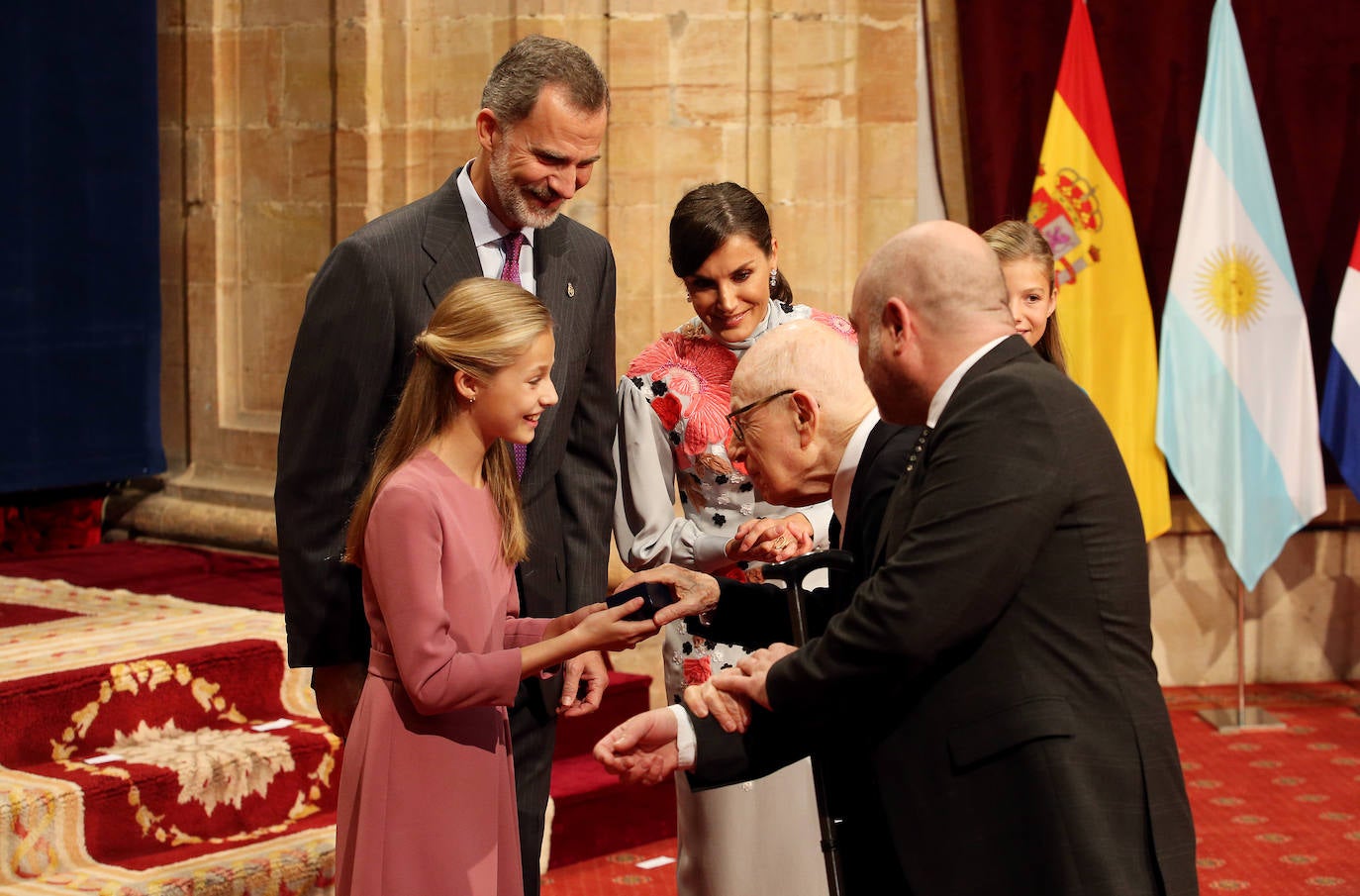 La Princesa de Asturias, en compañía de Felipe VI, ha ejercido este viernes por primera vez como presidenta de honor de la Fundación Princesa de Asturias en la imposición de las insignias a los galardonados en la 39 edición de los premios.