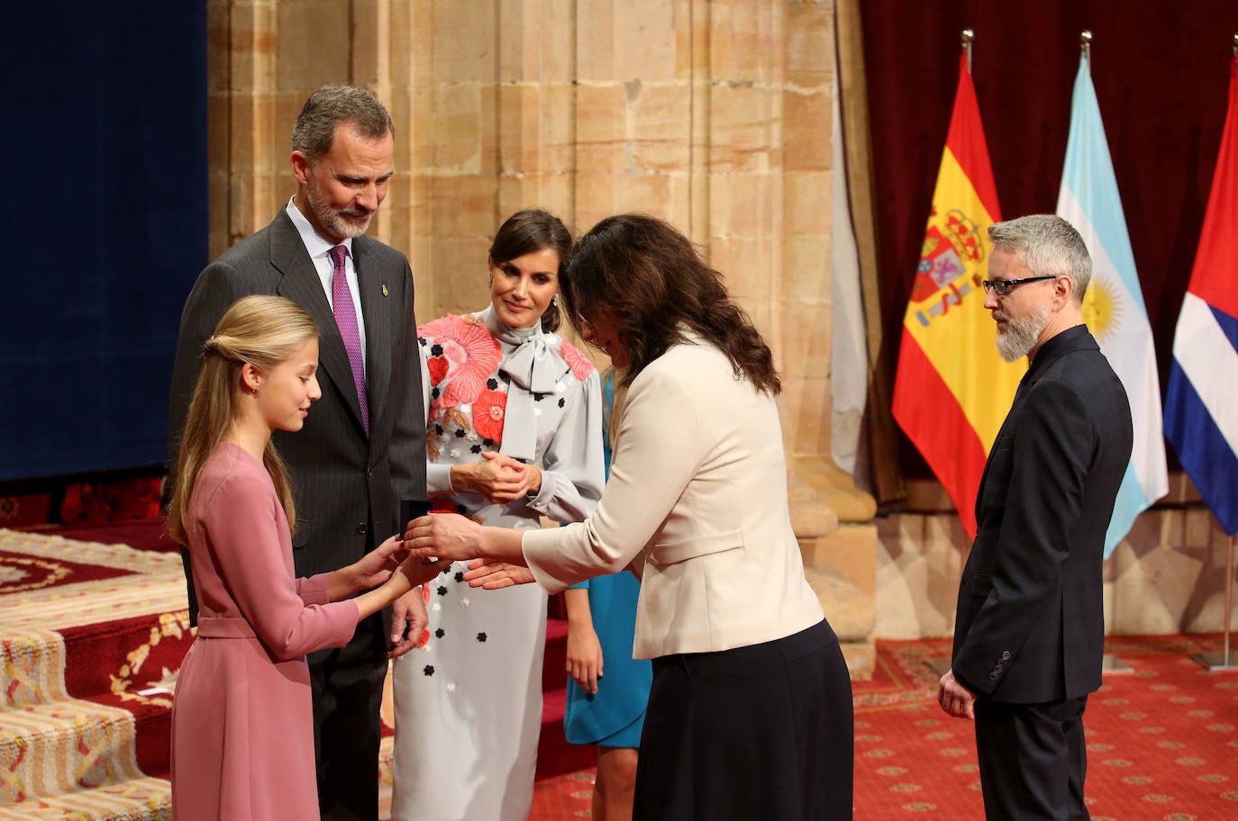 La Princesa de Asturias, en compañía de Felipe VI, ha ejercido este viernes por primera vez como presidenta de honor de la Fundación Princesa de Asturias en la imposición de las insignias a los galardonados en la 39 edición de los premios.