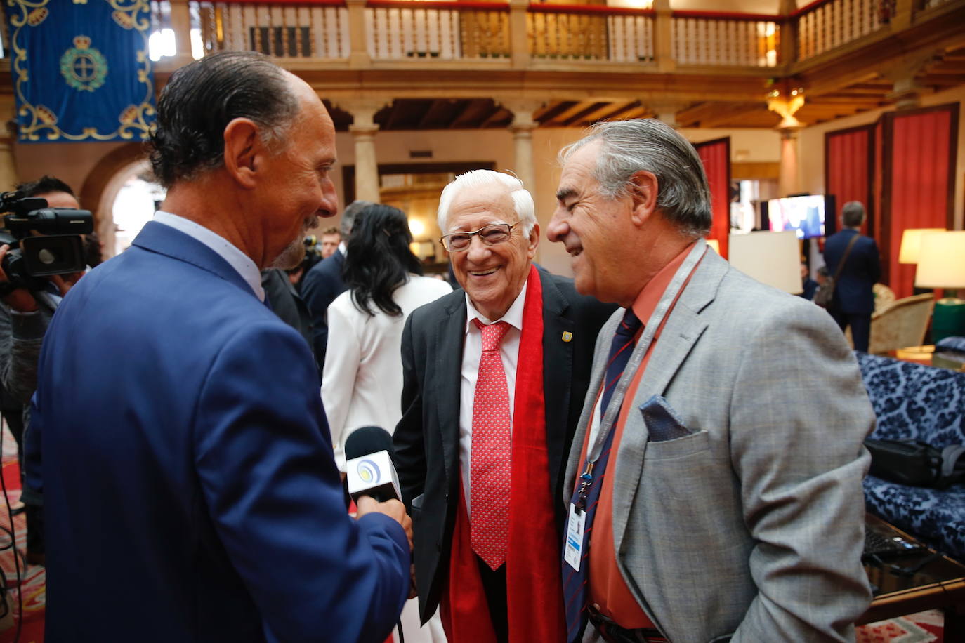 El histórico hotel ovetense ha sido escenario otro año de las tradicionales audiencias presididas por los Reyes, la Princesa de Asturias y la Infanta Leonor. Por el hall del establecimiento se ha visto a una nutrida representación de la vida social, económica o política nacional y regional.