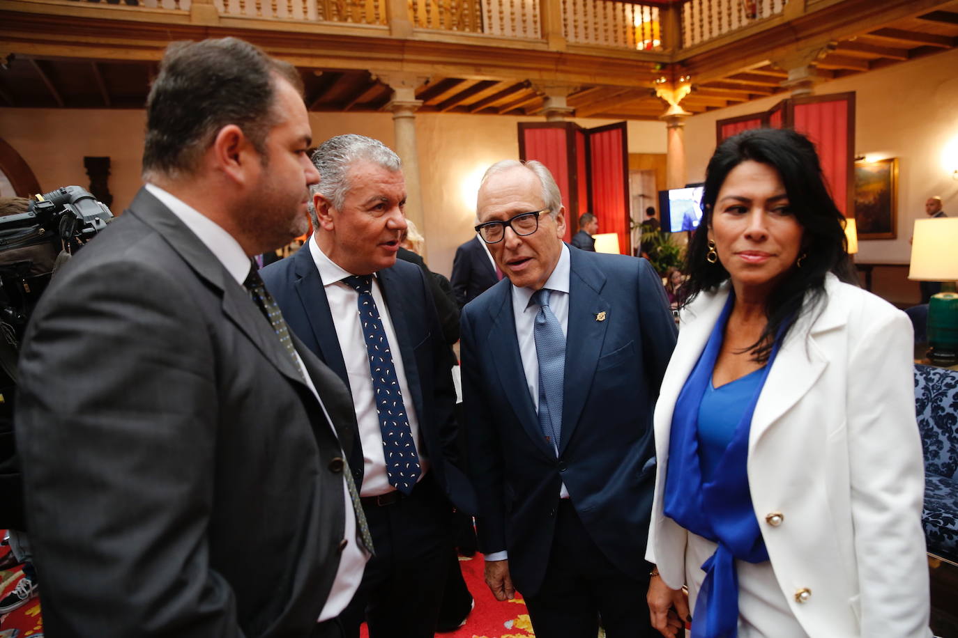 El histórico hotel ovetense ha sido escenario otro año de las tradicionales audiencias presididas por los Reyes, la Princesa de Asturias y la Infanta Leonor. Por el hall del establecimiento se ha visto a una nutrida representación de la vida social, económica o política nacional y regional.