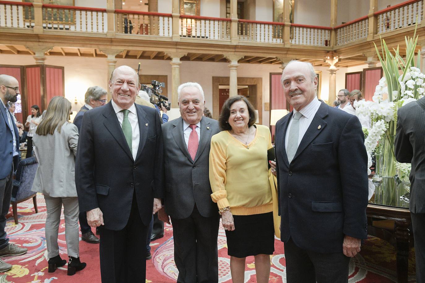 El histórico hotel ovetense ha sido escenario otro año de las tradicionales audiencias presididas por los Reyes, la Princesa de Asturias y la Infanta Leonor. Por el hall del establecimiento se ha visto a una nutrida representación de la vida social, económica o política nacional y regional.