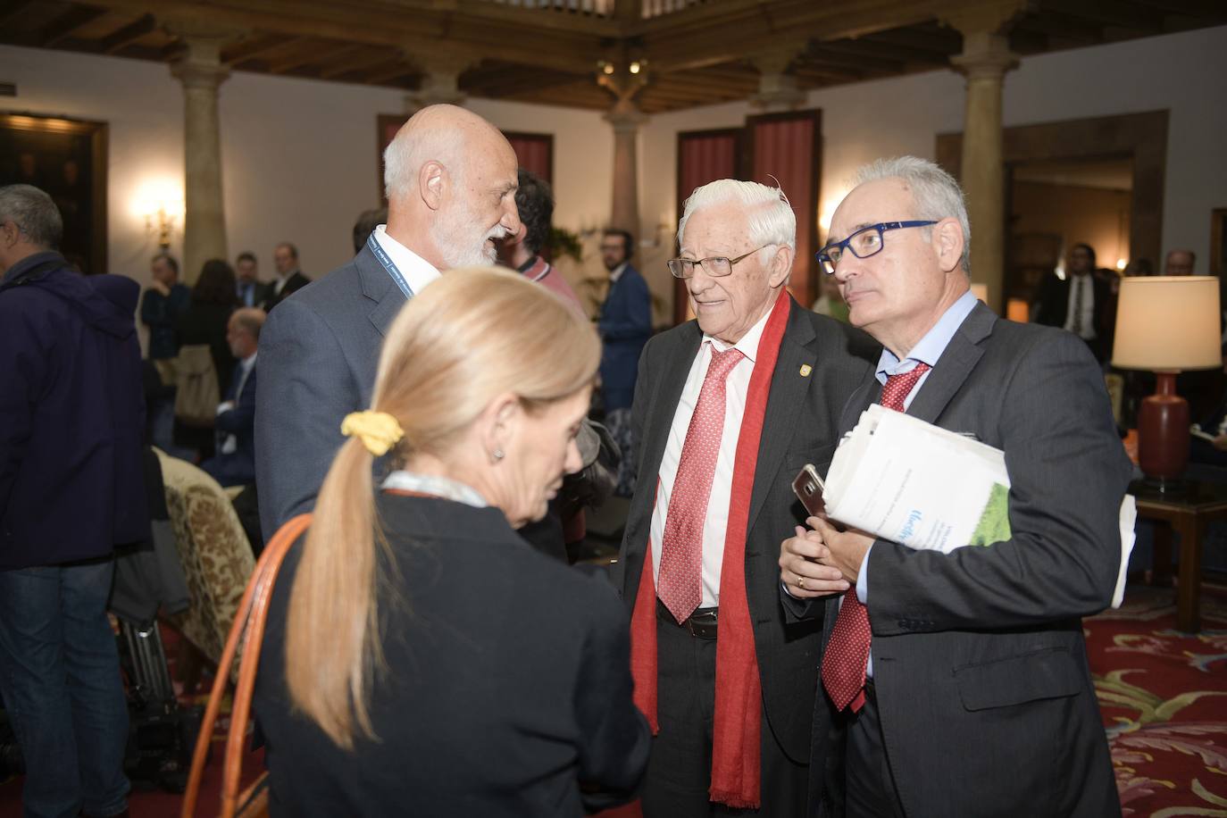 El histórico hotel ovetense ha sido escenario otro año de las tradicionales audiencias presididas por los Reyes, la Princesa de Asturias y la Infanta Leonor. Por el hall del establecimiento se ha visto a una nutrida representación de la vida social, económica o política nacional y regional.