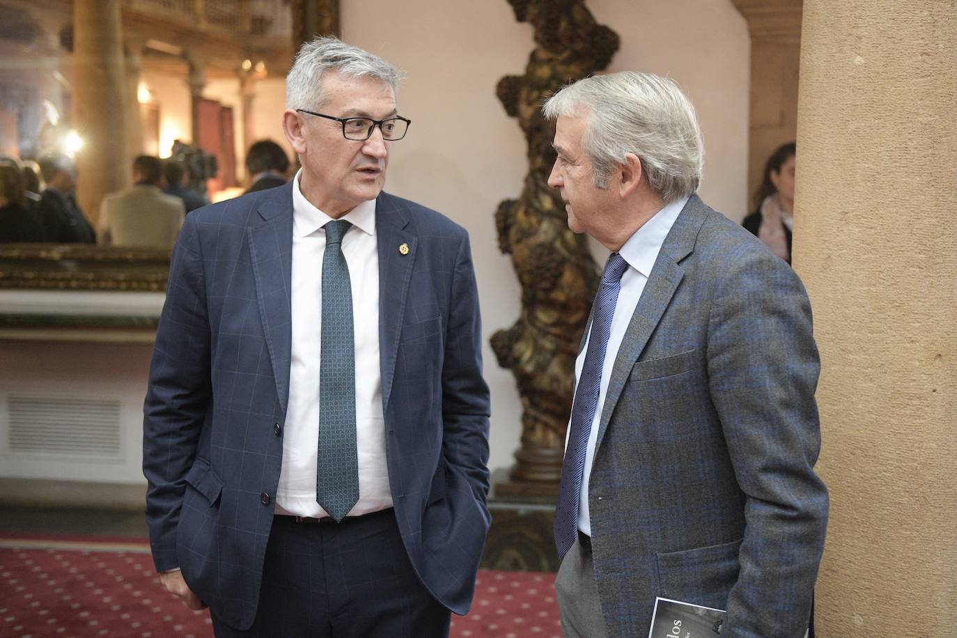 El histórico hotel ovetense ha sido escenario otro año de las tradicionales audiencias presididas por los Reyes, la Princesa de Asturias y la Infanta Leonor. Por el hall del establecimiento se ha visto a una nutrida representación de la vida social, económica o política nacional y regional.